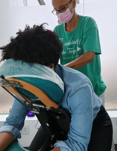 Atendimento de quick massage em cadeira realizado por profissional da Serenidade do Toque.