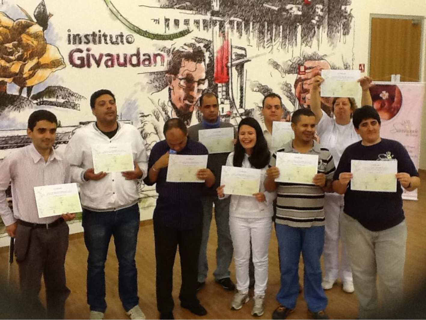 Imagem da turma 2 formada na Serenidade do Toque segurando o certificado