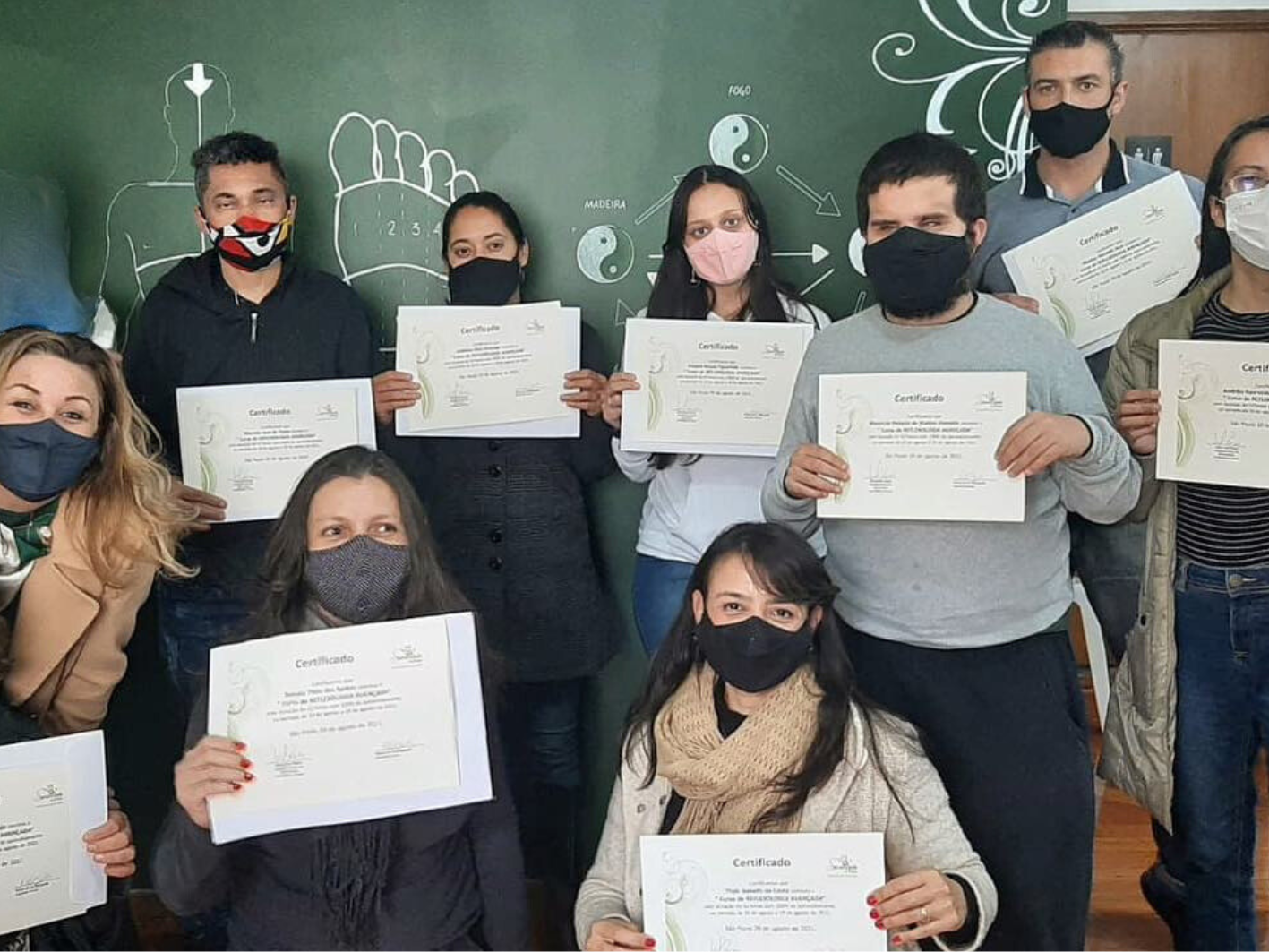 Imagem da turma 4 formada na Serenidade do Toque segurando o certificado